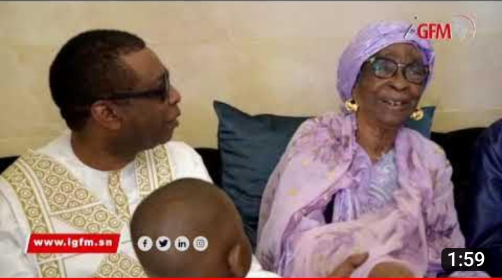 (Vidéo)- Korité: A 63 ans, Youssou N’Dour toujours proche de sa maman. Regardez cette belle complicité !