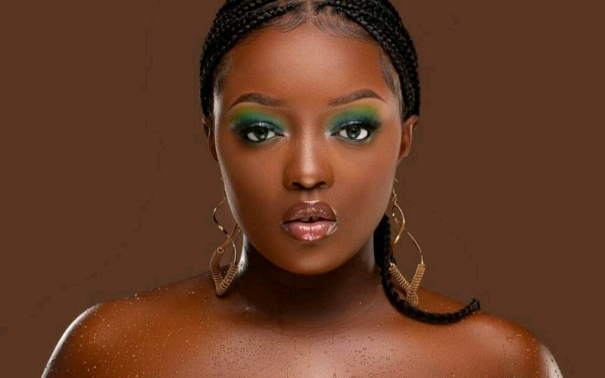 A moitié n.e ! Shan’L défraie encore la chronique avec une tenue osée