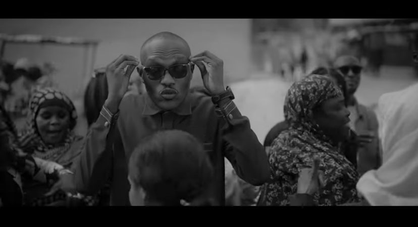 (Clip officiel) – Alioune Mbaye Nder parle aux Sénégalais dans son nouveau clip « Positiver ».