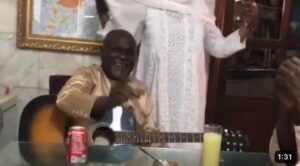 (Vidéo) – Ismaila Lo, en grand amoureux, chante sa femme. Magnifique !