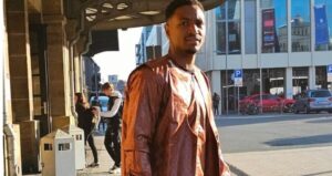 (03 photos) – Korité 2023 : Abdou Diallo, le défenseur sénégalais, élegant en marron tabac
