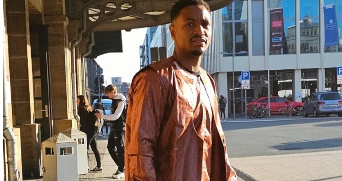 (03 photos) – Korité 2023 : Abdou Diallo, le défenseur sénégalais, élegant en marron tabac