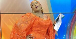 Arrêt sur image : Robe fendue, pose $exy, Amina Poté fascine ses followers