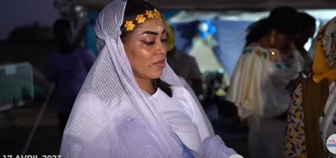 17 avril : En melhfa, Sokhna Aida Saliou reçoit ses talibés avec élégance