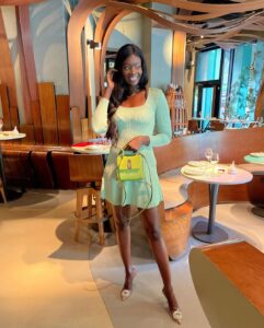 (03 photos) : Salma super cutie en mini robe
