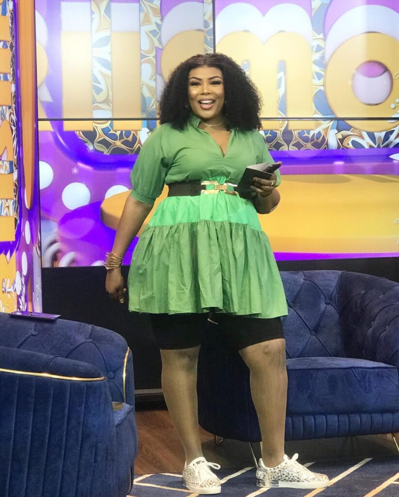 (03 photos) : Amina Poté s’affiche à la télé dans un look georgous