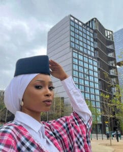 (04 photos) : Stylée, Fah Aïdara défile dans les rues londoniennes