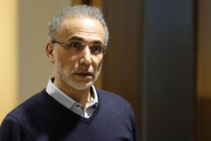 Affaire Tariq Ramadan : L’islamologue accusé de viɵl a été acquitté en Suisse