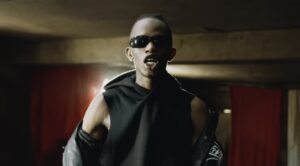 (Clip officiel) – Samba Peuzzi surprend ses fans avec un magnifique clip, « Ding Ding ».