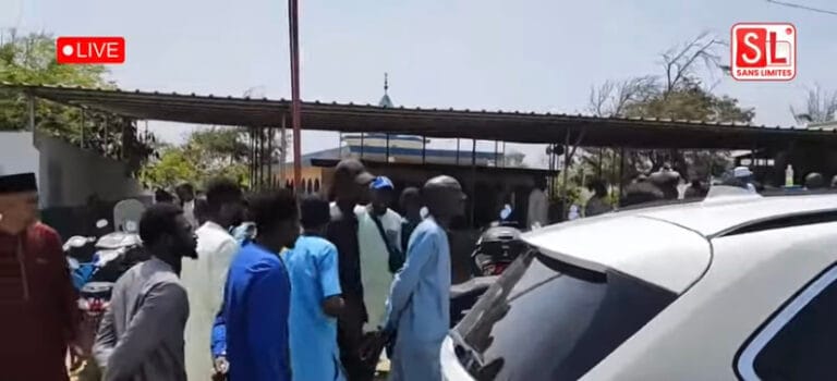 (Vidéo) : Une immense foule à accompagner Pape Demba dans sa dernière demeure