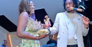 Gala des jeunes reporters : Wally Ballago Seck la chante : Mamito de la Sentv, l&rsquo;arrose d&rsquo;euros