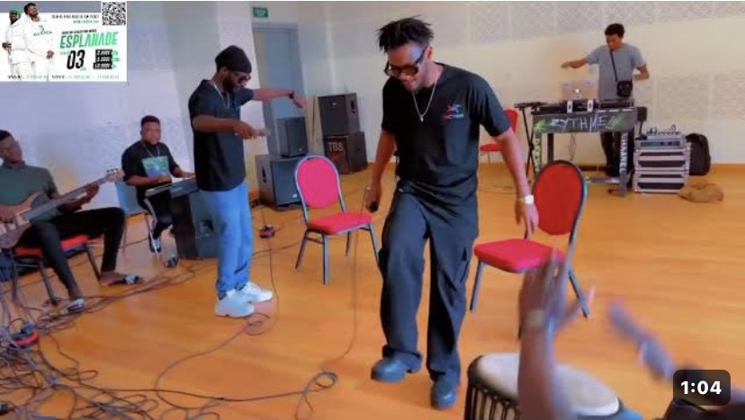 (Vidéo) – Concert du 3 Juin : En pleine répétition, Akhlou Brick promet un show inédit.