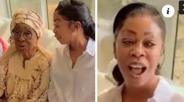 (Vidéo) – La chanteuse Aby Ndour reçoit les flatteries de sa maman au lendemain de mariage.