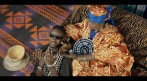 (Clip officiel) – One Lyrical et sa femme Leyna chantent « Yaay ».