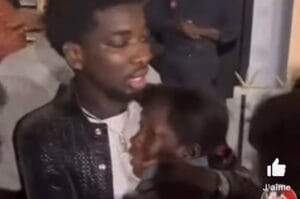(Vidéo) – Mouhamed Vj: Une fan craque après avoir vu le chanteur.