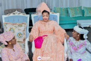 (Photos) – Elégante et  souriante: Sokhna Aïda Diallo pose avec ses co-épouses et Talibés.