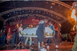DJ Abdoul, l&rsquo;artiste entre en scène dans un cercueil, la toile consternée !