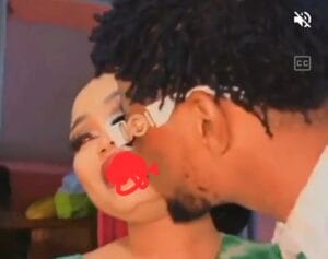 (Vidéo) : Le mari de Ndeye Ndiaye Banaya vòle un bisou sucré à son épouse.