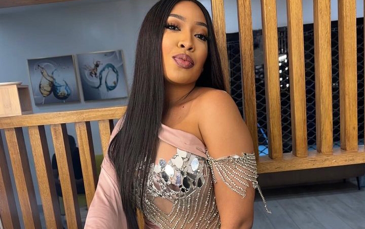 (03 photos) – Robe fendue et moulante : Zeyna Ndour bombastique