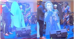 (Vidéo) – Nuit de la diplomatie : Wally Seck reçoit un cadeau sur scène