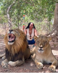 (05 photos) : Marie Louise Diaw pose sans peur avec des lions.