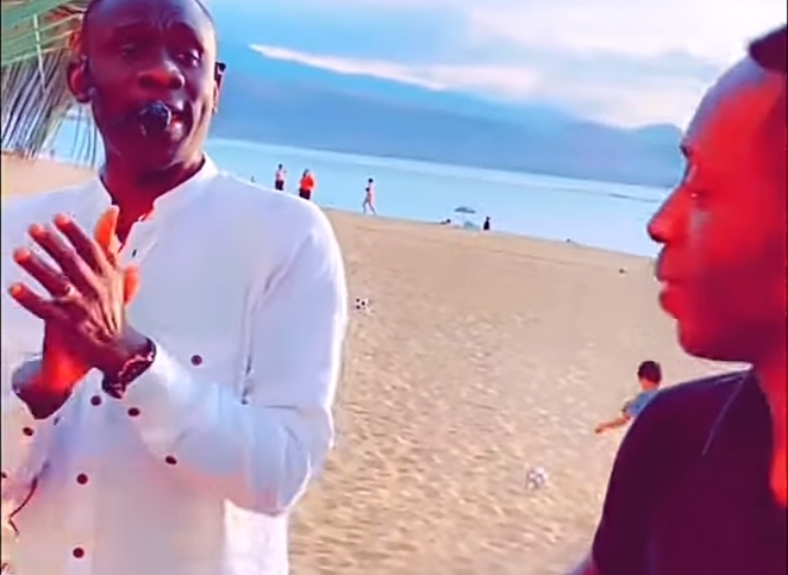 (Vidéo) : La belle voix de Pape Diouf attire le regard des espagnols. Regardez !