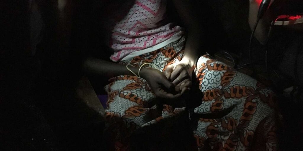 Viɵlée par le gardien de son école, elle tombe enceinte à seulement 11 ans
