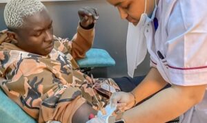 (Photo) – Appel au don de sang: Le rappeur Ngaaka Blindé passe à l’acte.