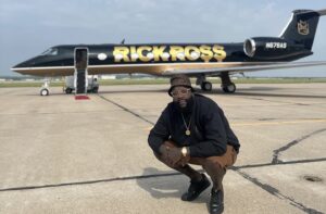 (04 Photos) – Le rappeur Américain Rick Ross s’offre un jet privé. Découvrez l’incroyable prix.