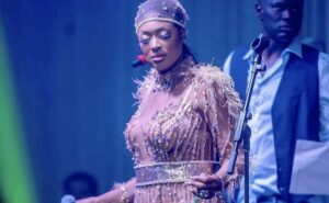 (04 Photos) – Titi brille de mille feux dans une superbe robe.