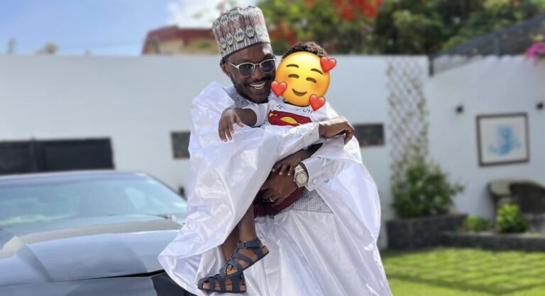 (03 Photos) – Tabaski 2023: Ara Akhlou Brick s’affiche avec son fils en grand boubou.
