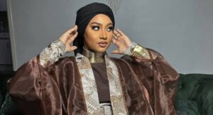 (03 Photos) – Faynara  très sublime dans une robe marron pour fêter ses 22 ans.