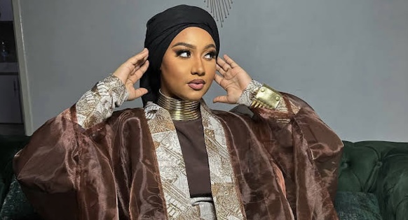 (03 Photos) – Faynara  très sublime dans une robe marron pour fêter ses 22 ans.
