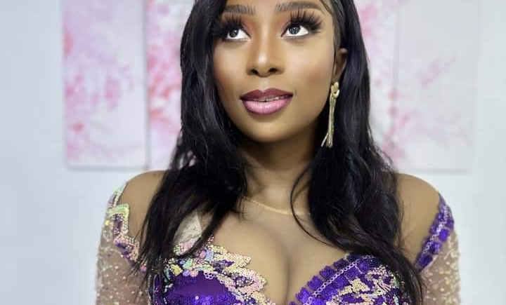 (03 Photos) – Hanche débordée, Pathial: La Tabaski très s€xy de Adiouza en robe beige-violette.