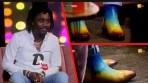 (Vidéo) – Wally Ballago Seck ose «encore» avec des chaussures «arc en ciel»