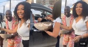 (Vidéo) – Quand Viviane et Aba No Stress vendent des « ndamarass » dans les rues de Dakar.