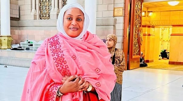 (Photos) – Tenue toute en rose: Adja Nationale brille à la Mecque.