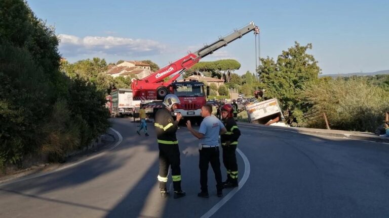 Diamniadio : un camion-citerne chargé de carburant s’embrase sur l’autoroute à péage