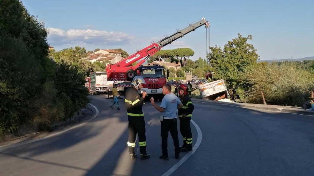 Diamniadio : un camion-citerne chargé de carburant s’embrase sur l’autoroute à péage
