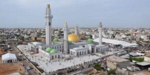 Un ivr0gne entre dans la mosquée Massalikul Jinaan et blesse un fidèle avec un t£sson de boute!lle