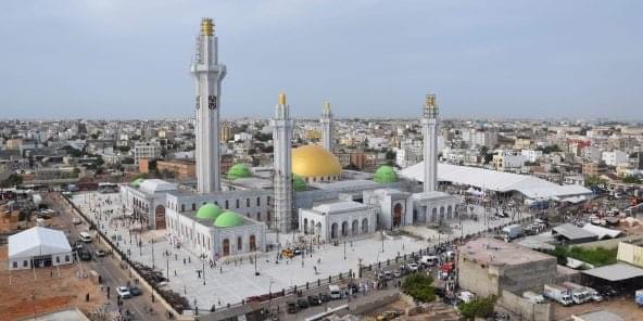 Un ivr0gne entre dans la mosquée Massalikul Jinaan et blesse un fidèle avec un t£sson de boute!lle