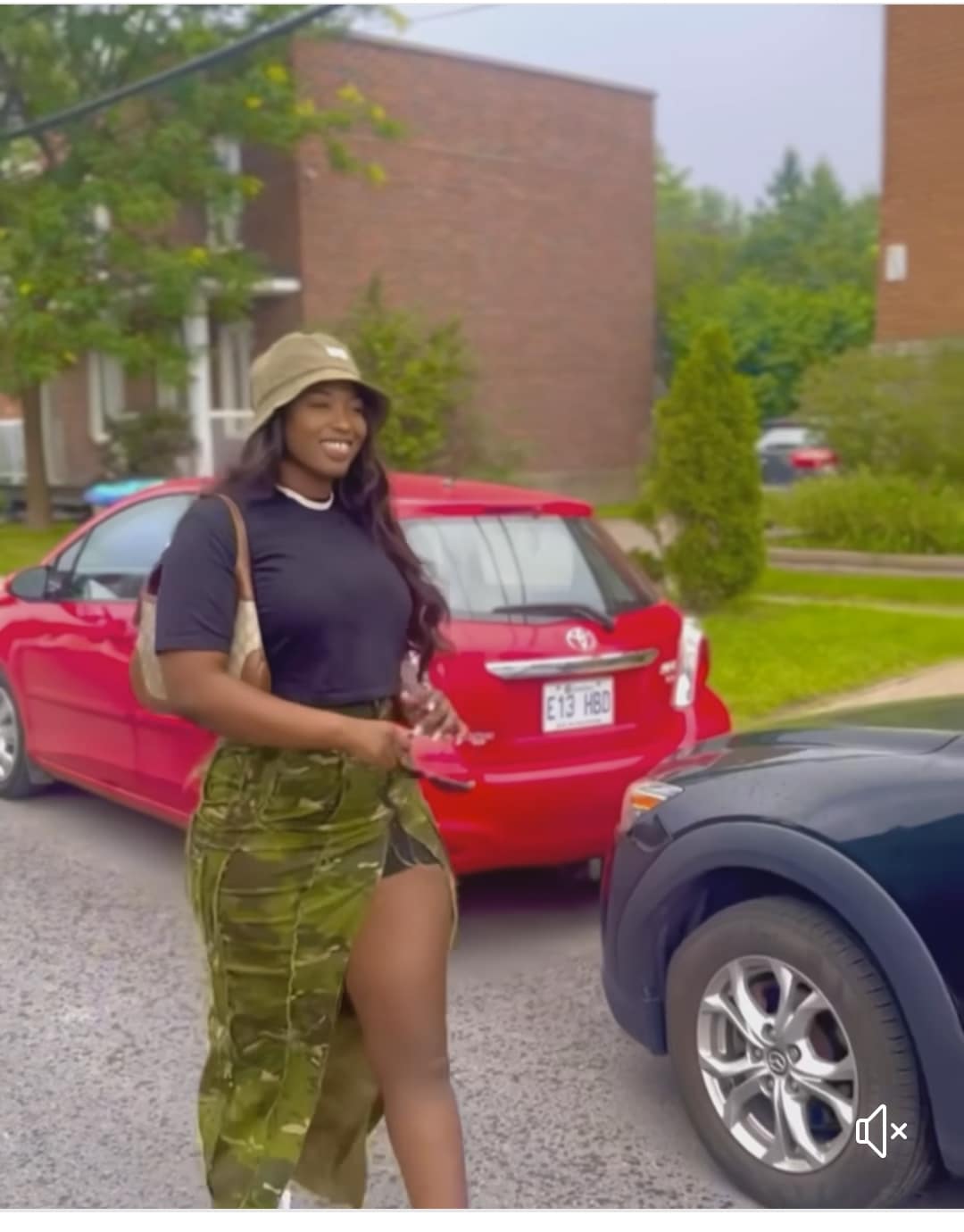 1 Photo : Mia Guissé, une apparition renversante dans les rues du Canada
