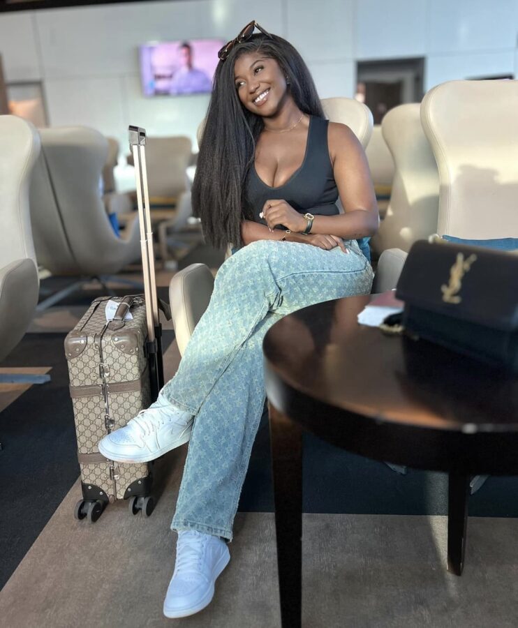(2) Photos : Mia Guissé, éblouissante en jeans !
