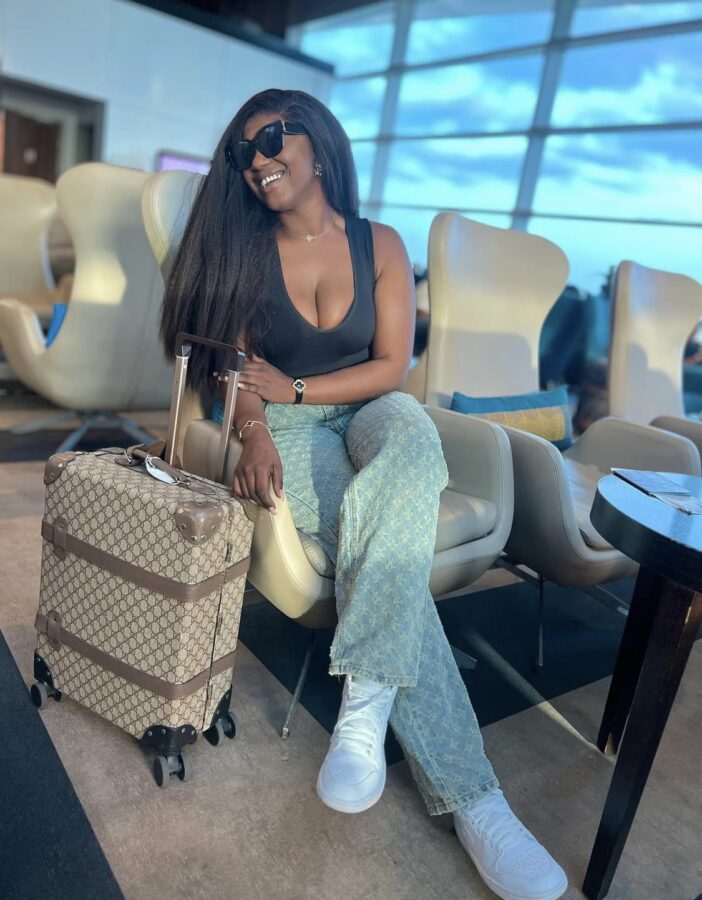 (2) Photos : Mia Guissé, éblouissante en jeans !