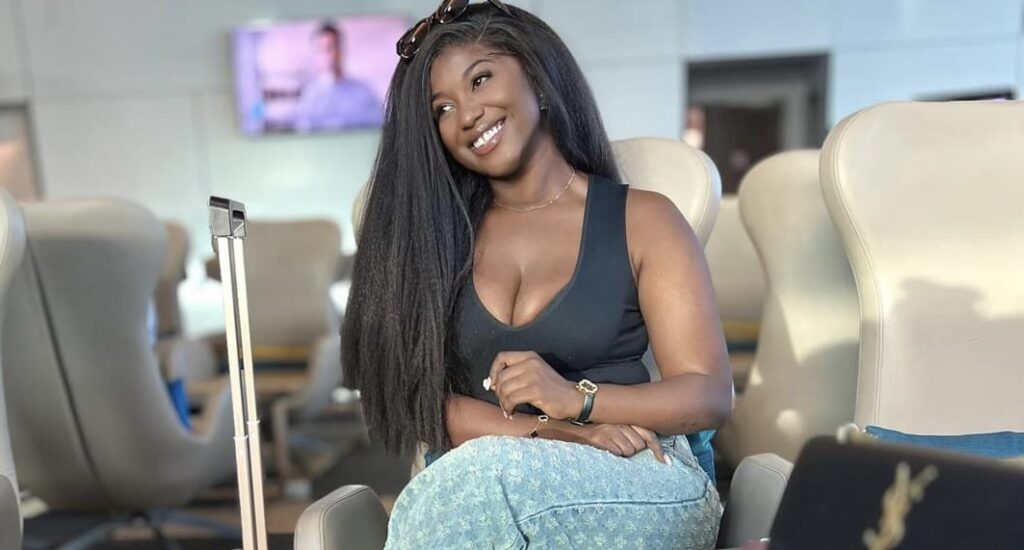 (2) Photos : Mia Guissé, éblouissante en jeans !