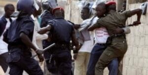 Grand-Yoff: Échange des c0ups de m@chette entre le frère du rappeur Dof Ndèye et un policier.