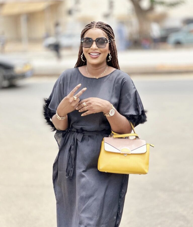 (3) Photos - Awa Gambia, magnifique et radieuse en tenue noire