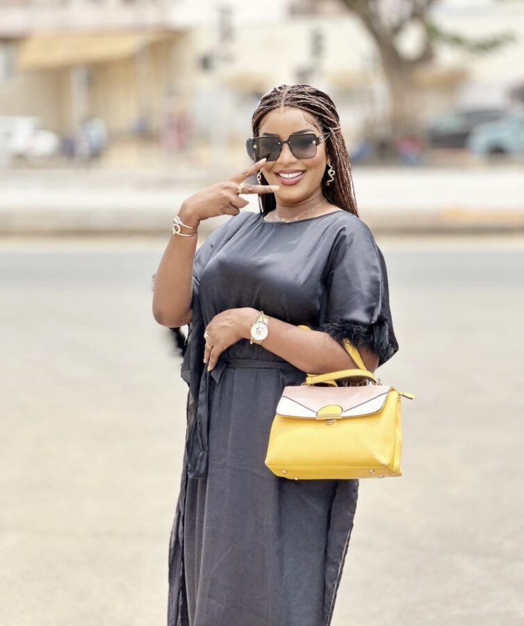 (3) Photos - Awa Gambia, magnifique et radieuse en tenue noire