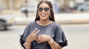 (3) Photos – Awa Gambia, magnifique et radieuse en tenue noire