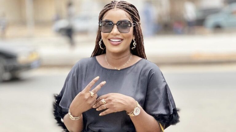 (3) Photos – Awa Gambia, magnifique et radieuse en tenue noire